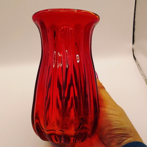 Vintage Amberina Small Flutted Vase With Cadmium (It Glows In UV Light) - Picture 2 of 11